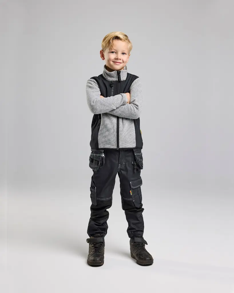 520725369099_KIDS_Gebreide_Vest_Grijs_Melee_Zwart_Presentatie.webp