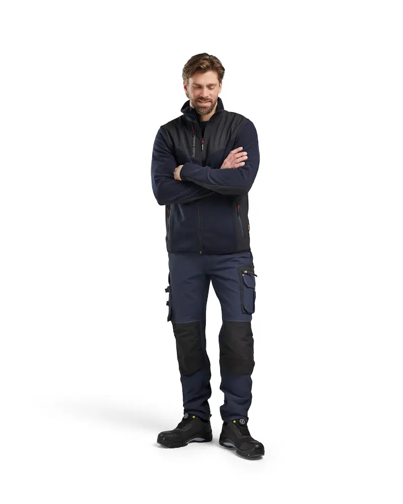 594225368699_Gebreide_Vest_Met_Softshell_zonder_kap_Marine_Zwart_Presentatie.webp