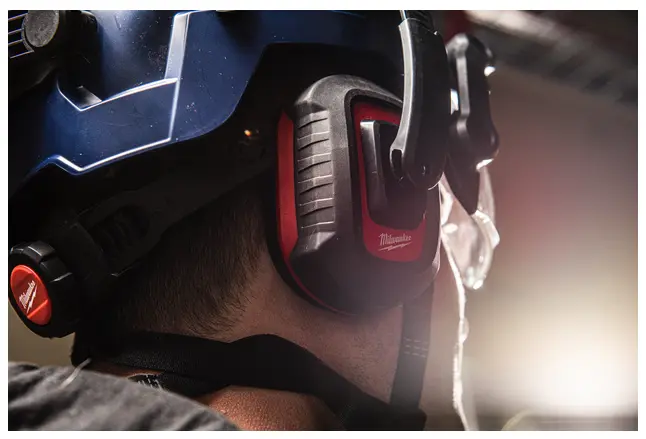 Milwaukee 4932478877 Bolt HP Earmuffs - Oorkappen - Werf - Close up.webp