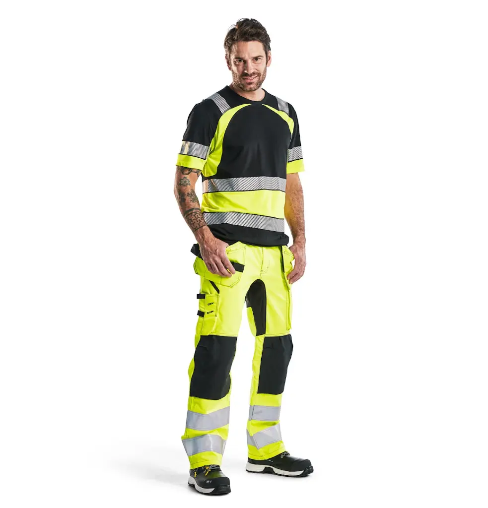 342110309933_Visible_T-Shirt_Zwart_Geel_Presentatie.webp