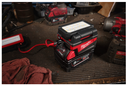 Milwaukee M18 ALIS-0  M18 Licht USB-A & USB-C - Oplaadfunctie in actie