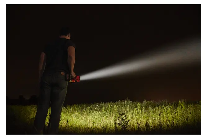 4933459159 - M18 SLED LED Zoeklicht - In de praktijk.webp