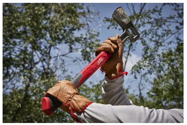 Milwaukee 4932498628 - Kloofbijl 40cm - In actie.webp