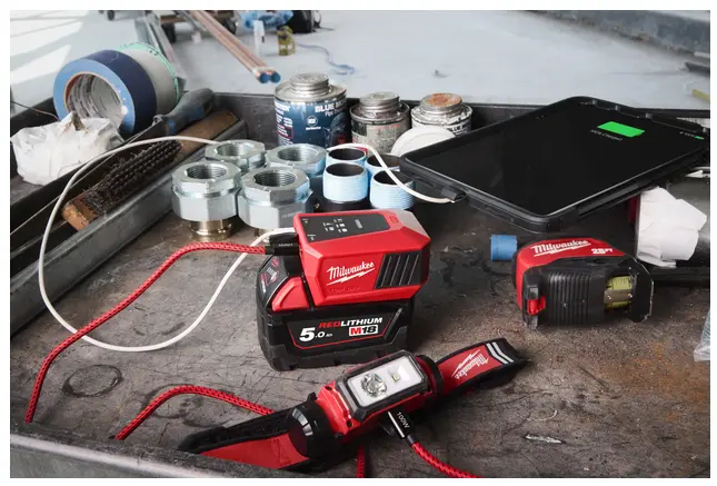 4932499165 - M18 TC Top-Off Mini Oplader - Op de werf.webp