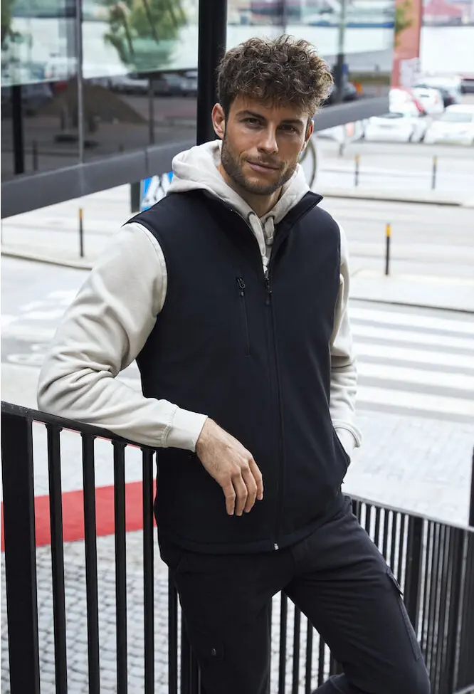 Clique 020958 - Padded Softshell Body Zwart Presentatie.webp