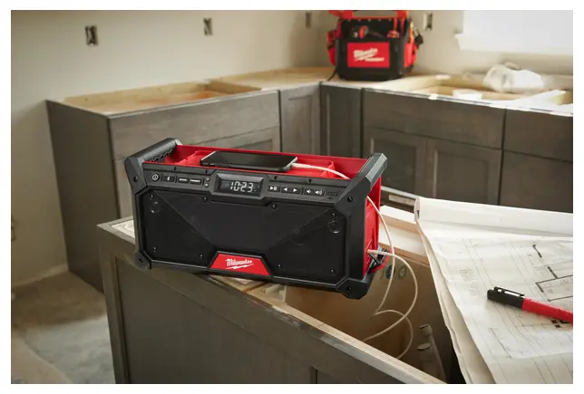 4933492344 - M18 RADDAB+G2-0 M18 Jobsite radio DAB_Werf_2.webp