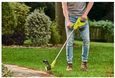 Ryobi 5133005457 - RY18LT23A-0 - Grastrimmer aan het werk.webp