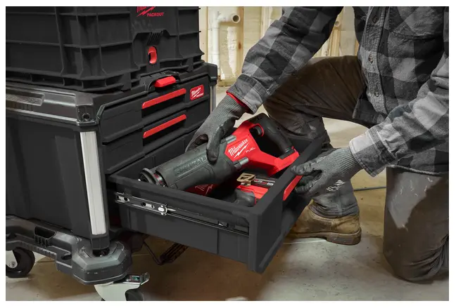 4932493190 - PACKOUT™ Gereedschapskoffers met 2+1 lade - Open lade met machine in actie.webp