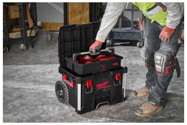 4932480625 - PACKOUT™ Tool Tray Zwart in Trolley op de werf.webp