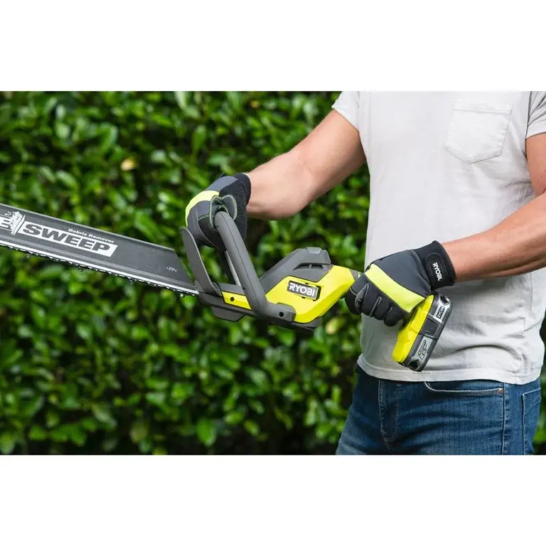RY18HT55A-0 - ONE+ 55cm Haagschaar - in actie.webp