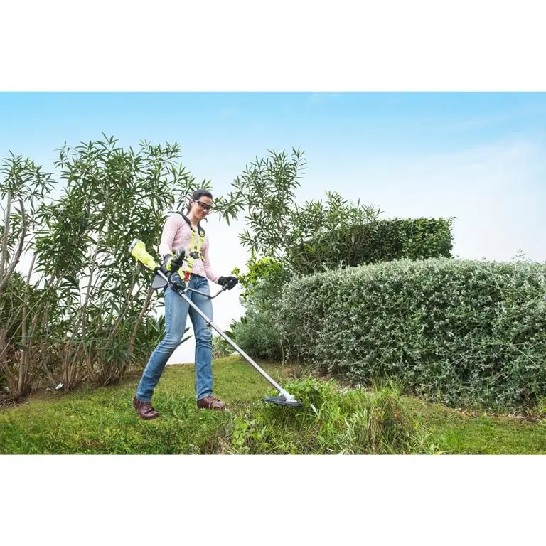 OBC1820B - ONE+™ Accu 20cm Bosmaaier - in actie.webp