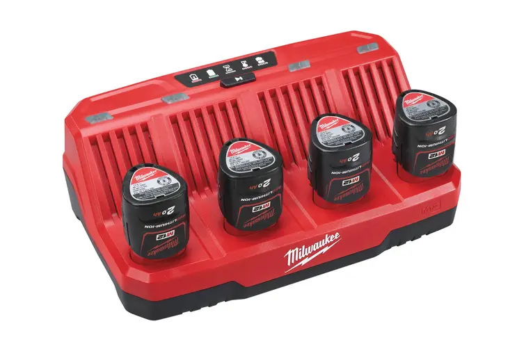 4932430554 - M12 C4 - 4 Bay Lader - in actie.webp